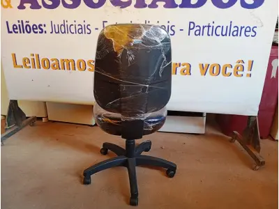 LOTE 471 - 01 CADEIRA ESTOFADA S/ BRAÇO. (NO ESTADO) ATENÇÃO! FAZER A VISITAÇÃO ANTES DE ARREMATAR, NÃO SABEMOS SE FUNCIONA. LEILÃO NÃO TEM GARANTIA E NEM DEVOLUÇÃO, SUJEITO A POSSÍVEIS AVARIAS VISÍVEIS/OCULTAS E/OU AUSÊNCIA DE COMPONENTES.