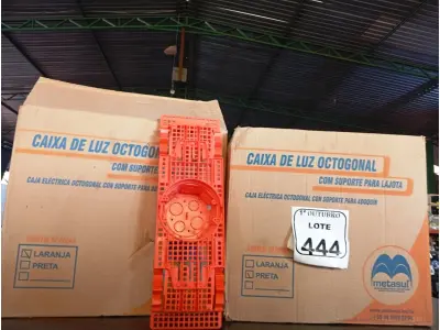 LOTE 444 - 02 CAIXAS DE LUZ OCTOGONAL. (NO ESTADO) ATENÇÃO! FAZER A VISITAÇÃO ANTES DE ARREMATAR, NÃO SABEMOS SE FUNCIONA. LEILÃO NÃO TEM GARANTIA E NEM DEVOLUÇÃO, SUJEITO A POSSÍVEIS AVARIAS VISÍVEIS/OCULTAS E/OU AUSÊNCIA DE COMPONENTES.