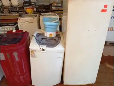 LOTE 526 - 01 MÁQUINA DE LAVAR ROUPAS ELECTROLUX, 01 GELADEIRA ELECTROLUX E 01 TANQUINHO. (NO ESTADO) ATENÇÃO! FAZER A VISITAÇÃO ANTES DE ARREMATAR, NÃO SABEMOS SE FUNCIONA. LEILÃO NÃO TEM GARANTIA E NEM DEVOLUÇÃO, SUJEITO A POSSÍVEIS AVARIAS VISÍVEIS/OCULTAS E/OU AUSÊNCIA DE COMPONENTES.