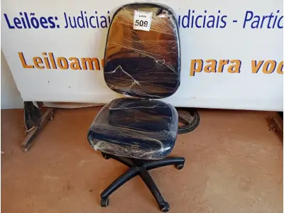 LOTE 509 - 01 CADEIRA ESTOFADA S/ BRAÇO. (NO ESTADO) ATENÇÃO! FAZER A VISITAÇÃO ANTES DE ARREMATAR, NÃO SABEMOS SE FUNCIONA. LEILÃO NÃO TEM GARANTIA E NEM DEVOLUÇÃO, SUJEITO A POSSÍVEIS AVARIAS VISÍVEIS/OCULTAS E/OU AUSÊNCIA DE COMPONENTES.