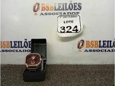 LOTE 324 - 01 RELÓGIO DE PULSO. (NO ESTADO) ATENÇÃO! FAZER A VISITAÇÃO ANTES DE ARREMATAR, NÃO SABEMOS SE FUNCIONA. LEILÃO NÃO TEM GARANTIA E NEM DEVOLUÇÃO, SUJEITO A POSSÍVEIS AVARIAS VISÍVEIS/OCULTAS E/OU AUSÊNCIA DE COMPONENTES.