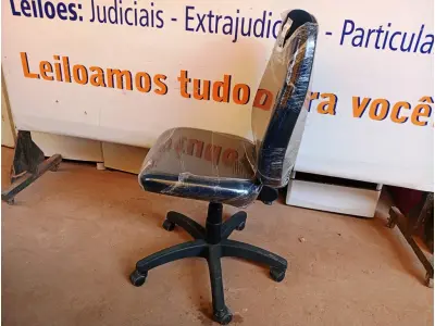 LOTE 493 - 01 CADEIRA ESTOFADA S/ BRAÇO. (NO ESTADO) ATENÇÃO! FAZER A VISITAÇÃO ANTES DE ARREMATAR, NÃO SABEMOS SE FUNCIONA. LEILÃO NÃO TEM GARANTIA E NEM DEVOLUÇÃO, SUJEITO A POSSÍVEIS AVARIAS VISÍVEIS/OCULTAS E/OU AUSÊNCIA DE COMPONENTES.