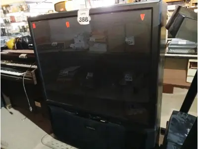 LOTE 388 - 01 TV DE TUBO ANTIGA PIONEER. (NO ESTADO) ATENÇÃO! FAZER A VISITAÇÃO ANTES DE ARREMATAR, NÃO SABEMOS SE FUNCIONA. LEILÃO NÃO TEM GARANTIA E NEM DEVOLUÇÃO, SUJEITO A POSSÍVEIS AVARIAS VISÍVEIS/OCULTAS E/OU AUSÊNCIA DE COMPONENTES.