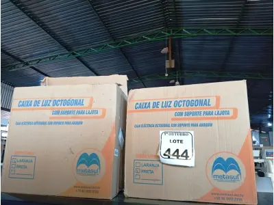 LOTE 444 - 02 CAIXAS DE LUZ OCTOGONAL. (NO ESTADO) ATENÇÃO! FAZER A VISITAÇÃO ANTES DE ARREMATAR, NÃO SABEMOS SE FUNCIONA. LEILÃO NÃO TEM GARANTIA E NEM DEVOLUÇÃO, SUJEITO A POSSÍVEIS AVARIAS VISÍVEIS/OCULTAS E/OU AUSÊNCIA DE COMPONENTES.