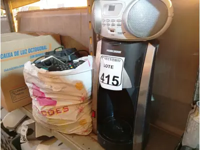LOTE 415 - 01 CAFETEIRA BLACK E DECKER, 01 RÁDIO E DIVERSOS CABOS E ELETRÔNICOS. (NO ESTADO) ATENÇÃO! FAZER A VISITAÇÃO ANTES DE ARREMATAR, NÃO SABEMOS SE FUNCIONA. LEILÃO NÃO TEM GARANTIA E NEM DEVOLUÇÃO, SUJEITO A POSSÍVEIS AVARIAS VISÍVEIS/OCULTAS E/OU AUSÊNCIA DE COMPONENTES.