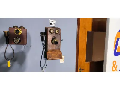 LOTE 002 - 01 TELEFONE MADEIRA PAREDE.PEÇA ORIGINAL, ANTES DOS ANOS 20.(NO ESTADO)