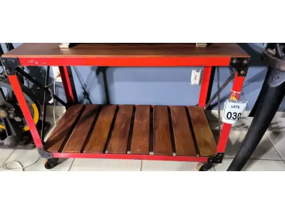 LOTE 030 - 01 APARADOR INDUSTRIAL VERMELHO. PEÇAS UPCYCLING - PRODUZIDA NO BOM E VELHO. (NO ESTADO)