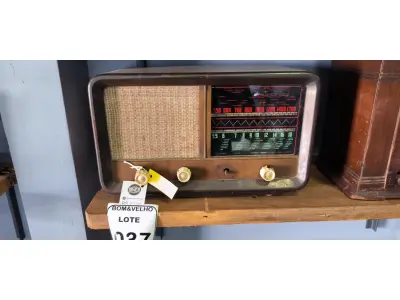 LOTE 037 - 01 RÁDIO MADEIRA ANTIGO. (NO ESTADO)
