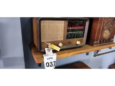 LOTE 037 - 01 RÁDIO MADEIRA ANTIGO. (NO ESTADO)