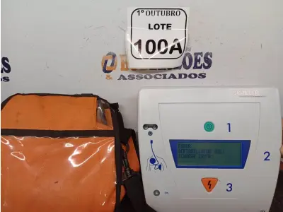 LOTE 100 - 01 DESFIBRILADOR SCHILLER FRED EASY. (NO ESTADO) ATENÇÃO! FAZER A VISITAÇÃO ANTES DE ARREMATAR, NÃO SABEMOS SE FUNCIONA. LEILÃO NÃO TEM GARANTIA E NEM DEVOLUÇÃO, SUJEITO A POSSÍVEIS AVARIAS VISÍVEIS/OCULTAS E/OU AUSÊNCIA DE COMPONENTES.