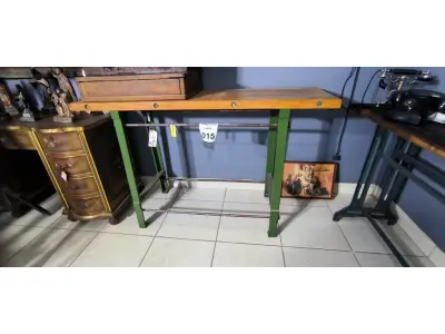 LOTE 015 - 01 APARADOR VERDE. PEÇA UPCYCLING - PRODUZIDA NO BOM E VELHO (NO ESTADO)
