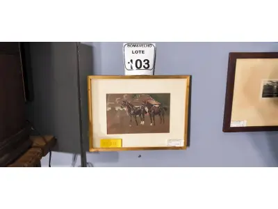 LOTE 103 - 01 CAVALO COM MOLDURA DOURADA. (NO ESTADO)