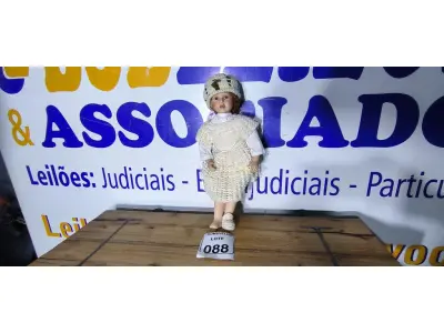 LOTE 088 - 01 BONECA DE PORCELANA. (NO ESTADO)