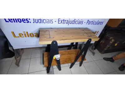 LOTE 056 - 01 APARADOR DE MADEIRA 2 ANDARES. PEÇA UPCYCLING - PRODUZIDA NO BOM E VELHO (NO ESTADO)
