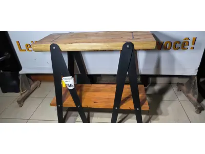LOTE 056 - 01 APARADOR DE MADEIRA 2 ANDARES. PEÇA UPCYCLING - PRODUZIDA NO BOM E VELHO (NO ESTADO)