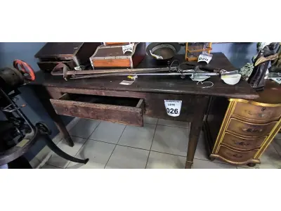 LOTE 026 - 01 MESA DE FAZENDA. (NO ESTADO)
