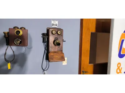 LOTE 002 - 01 TELEFONE MADEIRA PAREDE.PEÇA ORIGINAL, ANTES DOS ANOS 20.(NO ESTADO)