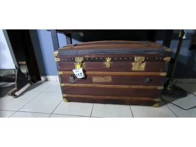LOTE 117 - 01 BAÚ FRANCÊS. (NO ESTADO)
