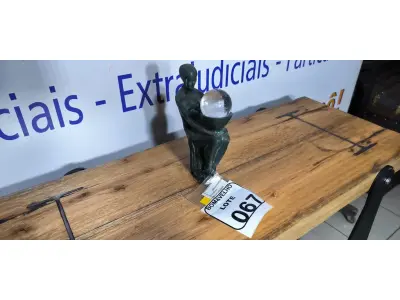 LOTE 067 - 01 ESCULTURA MOÇA COM BOLA. (NO ESTADO)