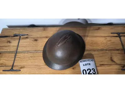LOTE 023 - 01 CAPACETE REVOLUÇÃO DE 1932. (NO ESTADO)