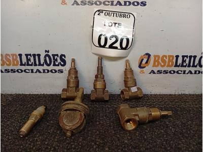 LOTE 020 - 04 REGISTROS PARA BANHEIRO DIVERSOS. (NO ESTADO) ATENÇÃO! FAZER A VISITAÇÃO ANTES DE ARREMATAR, NÃO SABEMOS SE FUNCIONA. LEILÃO NÃO TEM GARANTIA E NEM DEVOLUÇÃO, SUJEITO A POSSÍVEIS AVARIAS VISÍVEIS/OCULTAS E/OU AUSÊNCIA DE COMPONENTES.