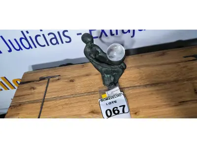 LOTE 067 - 01 ESCULTURA MOÇA COM BOLA. (NO ESTADO)