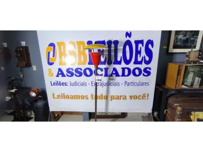 LOTE 064 - 01 LUMINARIA INDUSTRIAL VERMELHA. PEÇA UPCYCLING - PRODUZIDA NO BOM E VELHO (NO ESTADO)