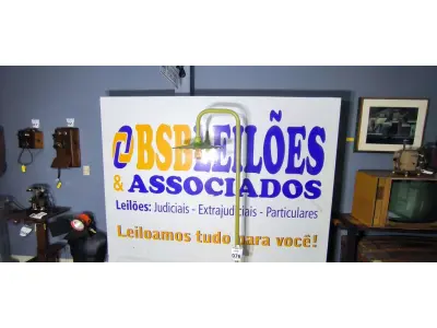 LOTE 076 - 01 LUMINÁRIA INDUSTRIAL VERDE. PEÇA UPCYCLING - PRODUZIDA NO BOM E VELHO (NO ESTADO)