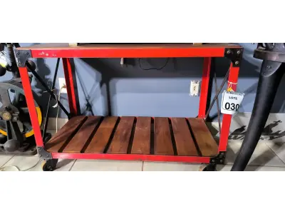 LOTE 030 - 01 APARADOR INDUSTRIAL VERMELHO. PEÇAS UPCYCLING - PRODUZIDA NO BOM E VELHO. (NO ESTADO)