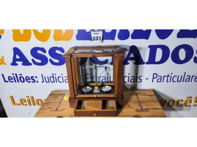 LOTE 031 - 01 BALANÇA DE PRECISÃO. (NO ESTADO)