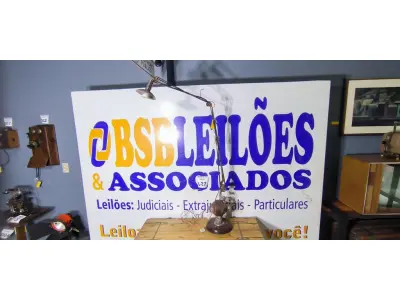 LOTE 027 - 01 LUMINÁRIA DENTISTA- MOTOR. PEÇA UPCYCLING - PRODUZIDA NO BOM E VELHO. (NO ESTADO)