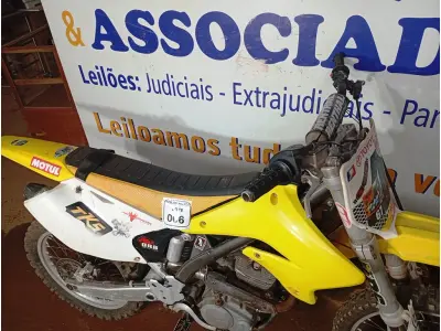 LOTE 006 - 01 MOTO DE MOTOCROSS SUZUKI RMZ; MOTOR 230CC; COR BRANCA C/AMARELA; ANO 2005. (NO ESTADO)