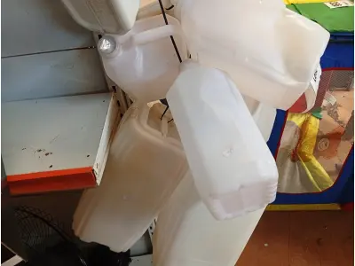 LOTE 270 - 01 LOTE COM APROXIMADAMENTE 12 GALÕES DE PLÁSTICO. (NO ESTADO) ATENÇÃO! FAZER A VISITAÇÃO ANTES DE ARREMATAR, NÃO SABEMOS SE FUNCIONA. LEILÃO NÃO TEM GARANTIA E NEM DEVOLUÇÃO, SUJEITO A POSSÍVEIS AVARIAS VISÍVEIS/OCULTAS E/OU AUSÊNCIA DE COMPONENTES.
