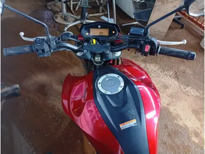 LOTE 003 - 01 MOTO YAMAHA/FZ25 FAZER; COR VERMELHA; ANO 2020. (NO ESTADO) (TODOS DOCUMENTOS 2024 PAGOS)