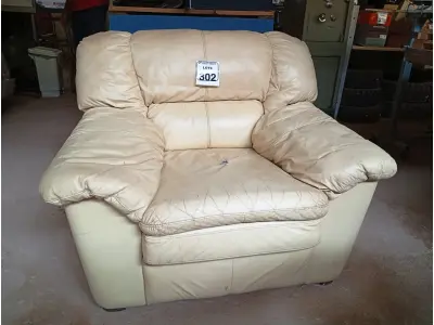 LOTE 302 - 01 POLTRONA DE CORINO COR BEGE. (NO ESTADO) ATENÇÃO! FAZER A VISITAÇÃO ANTES DE ARREMATAR, NÃO SABEMOS SE FUNCIONA. LEILÃO NÃO TEM GARANTIA E NEM DEVOLUÇÃO, SUJEITO A POSSÍVEIS AVARIAS VISÍVEIS/OCULTAS E/OU AUSÊNCIA DE COMPONENTES.