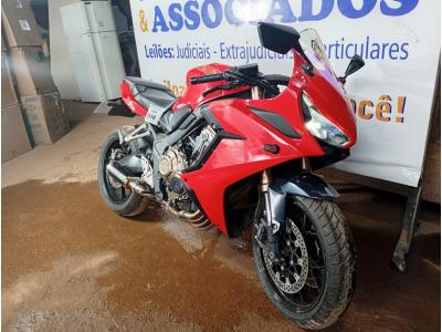 LOTE 008 - 01 MOTO HONDA/CBR 650R; COR VERMELHA; ANO 2022. (NO ESTADO) (TODOS DOCUMENTOS 2024 PAGOS)