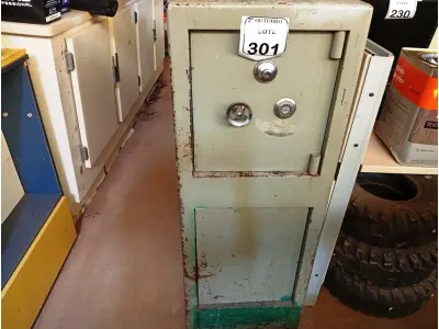 LOTE 301 - 01 COFRE COM 02 PORTAS. (NO ESTADO) ATENÇÃO! FAZER A VISITAÇÃO ANTES DE ARREMATAR, NÃO SABEMOS SE FUNCIONA. LEILÃO NÃO TEM GARANTIA E NEM DEVOLUÇÃO, SUJEITO A POSSÍVEIS AVARIAS VISÍVEIS/OCULTAS E/OU AUSÊNCIA DE COMPONENTES.