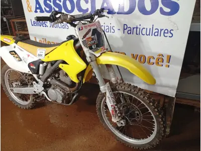 LOTE 006 - 01 MOTO DE MOTOCROSS SUZUKI RMZ; MOTOR 230CC; COR BRANCA C/AMARELA; ANO 2005. (NO ESTADO)