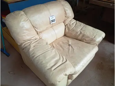 LOTE 302 - 01 POLTRONA DE CORINO COR BEGE. (NO ESTADO) ATENÇÃO! FAZER A VISITAÇÃO ANTES DE ARREMATAR, NÃO SABEMOS SE FUNCIONA. LEILÃO NÃO TEM GARANTIA E NEM DEVOLUÇÃO, SUJEITO A POSSÍVEIS AVARIAS VISÍVEIS/OCULTAS E/OU AUSÊNCIA DE COMPONENTES.