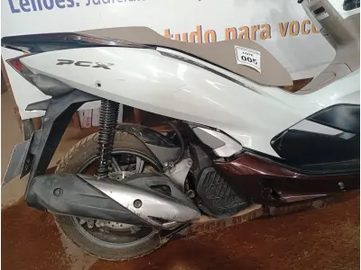 LOTE 005 - 01 MOTO HONDA /PCX 150 DLX ABS; COR BRANCA. ANO 2021. (NO ESTADO) (TODOS DOCUMENTOS 2024 PAGOS)