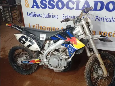 LOTE 002 - 01 MOTO DE MOTOCROSS TOKENS REDBULL MOTOR 250CC; COR PRETA C/BRANCA; ANO 2013 (NO ESTADO)