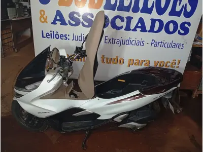 LOTE 005 - 01 MOTO HONDA /PCX 150 DLX ABS; COR BRANCA. ANO 2021. (NO ESTADO) (TODOS DOCUMENTOS 2024 PAGOS)