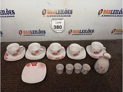 LOTE 380 - 01 JOGO DE 05 XICARAS COM PIRES E 01 KIT DE SAQUE. (NO ESTADO) ATENÇÃO! FAZER A VISITAÇÃO ANTES DE ARREMATAR, NÃO SABEMOS SE FUNCIONA. LEILÃO NÃO TEM GARANTIA E NEM DEVOLUÇÃO, SUJEITO A POSSÍVEIS AVARIAS VISÍVEIS/OCULTAS E/OU AUSÊNCIA DE COMPONENTES.