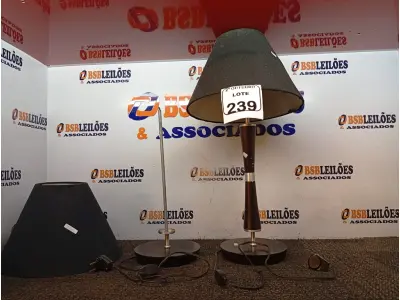 LOTE 239 - 02 ABAJURES C/AVARIAS. (NO ESTADO) ATENÇÃO! FAZER A VISITAÇÃO ANTES DE ARREMATAR, NÃO SABEMOS SE FUNCIONA. LEILÃO NÃO TEM GARANTIA E NEM DEVOLUÇÃO, SUJEITO A POSSÍVEIS AVARIAS VISÍVEIS/OCULTAS E/OU AUSÊNCIA DE COMPONENTES.