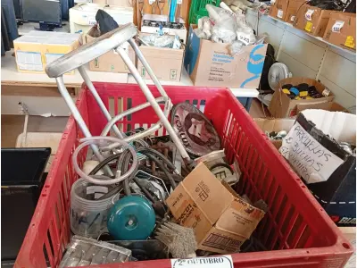 LOTE 267 - 01 LOTE COM GRANDE QUANTIDADE DE MATERIAIS DIVERSOS. (NO ESTADO) ATENÇÃO! FAZER A VISITAÇÃO ANTES DE ARREMATAR, NÃO SABEMOS SE FUNCIONA. LEILÃO NÃO TEM GARANTIA E NEM DEVOLUÇÃO, SUJEITO A POSSÍVEIS AVARIAS VISÍVEIS/OCULTAS E/OU AUSÊNCIA DE COMPONENTES.