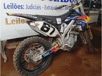 LOTE 002 - 01 MOTO DE MOTOCROSS TOKENS REDBULL MOTOR 250CC; COR PRETA C/BRANCA; ANO 2013 (NO ESTADO)
