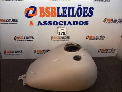 LOTE 179 - 01 TANQUE HARLEY DAIVDSON REDD KINNY. (NO ESTADO) ATENÇÃO! FAZER A VISITAÇÃO ANTES DE ARREMATAR, NÃO SABEMOS SE FUNCIONA. LEILÃO NÃO TEM GARANTIA E NEM DEVOLUÇÃO, SUJEITO A POSSÍVEIS AVARIAS VISÍVEIS/OCULTAS E/OU AUSÊNCIA DE COMPONENTES.