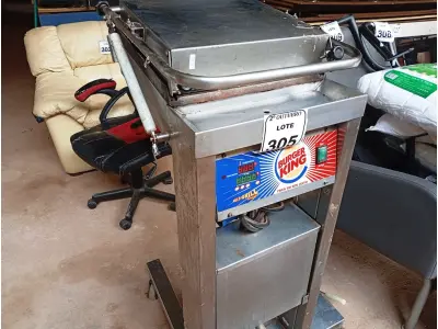 LOTE 530 - 01 MULTI-GRIL/CHAPA EM INOX TRIFÁSICO. (NO ESTADO) ATENÇÃO! FAZER A VISITAÇÃO ANTES DE ARREMATAR, NÃO SABEMOS SE FUNCIONA. LEILÃO NÃO TEM GARANTIA E NEM DEVOLUÇÃO, SUJEITO A POSSÍVEIS AVARIAS VISÍVEIS/OCULTAS E/OU AUSÊNCIA DE COMPONENTES.