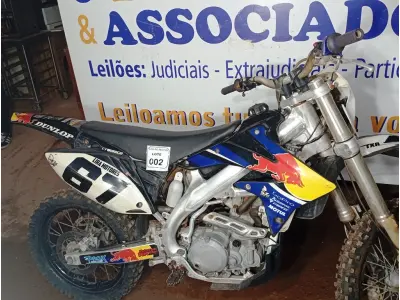 LOTE 002 - 01 MOTO DE MOTOCROSS TOKENS REDBULL MOTOR 250CC; COR PRETA C/BRANCA; ANO 2013 (NO ESTADO)