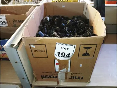LOTE 194 - 01 LOTE COM GRANDE QUANTIDADE DE ACABAMENTOS DIVERSOS P MOVEIS. (NO ESTADO) ATENÇÃO! FAZER A VISITAÇÃO ANTES DE ARREMATAR, NÃO SABEMOS SE FUNCIONA. LEILÃO NÃO TEM GARANTIA E NEM DEVOLUÇÃO, SUJEITO A POSSÍVEIS AVARIAS VISÍVEIS/OCULTAS E/OU AUSÊNCIA DE COMPONENTES.